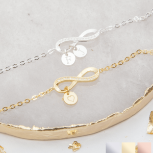 zilveren infinity armband met discs met initialen