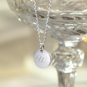 ketting met disc en initiaal