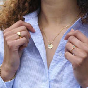 ketting met disc en initiaal