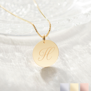 ketting met disc en initiaal