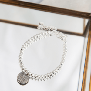 armband met vingerafdruk kusterug.