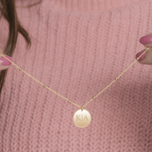 ketting met letter in rondje