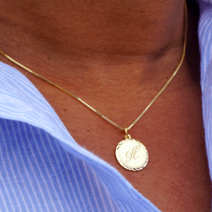 ketting met initiaal in een rondje