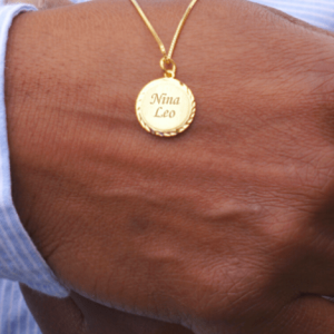 ketting met initiaal in een rondje