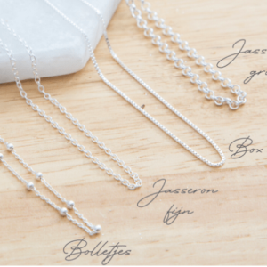 ketting met initiaal in een rondje