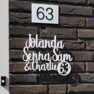 naambord met uitgesneden letters